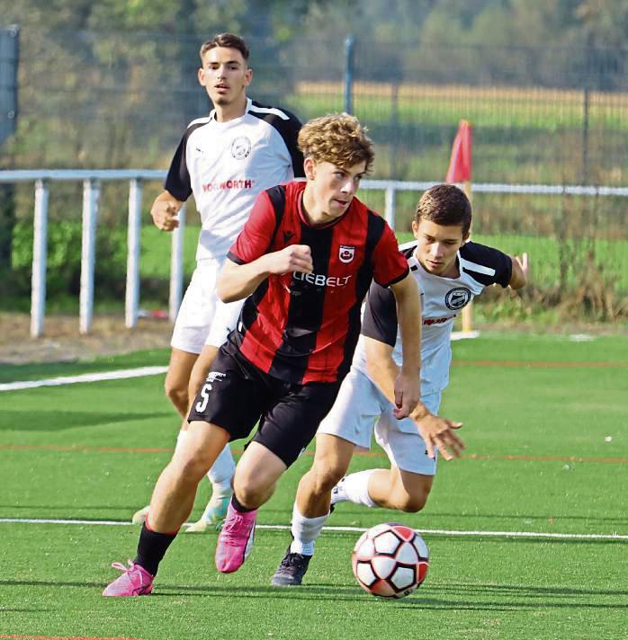 Gegen Aufsteiger Brünninghausen gelang den B-Junioren des SV Lippstadt (in Schwarz-Rot) der erste Sieg. Foto: Feichtinger