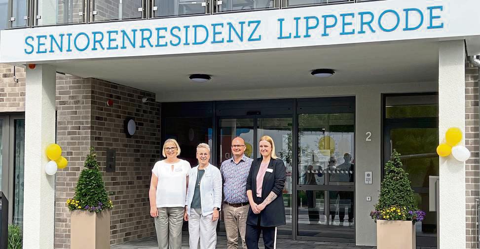 Freuten sich über die „offizielle“ Eröffnung der Residenz (v.l.): Einrichtungsleiterin Kerstin Licht, Geschäftsführerin Susanne Thon, Alexander Schroer vom Generalunternehmer Cureus und Pflegedienstleiterin Eugenia Gibert. Foto: A. Bsdurek
