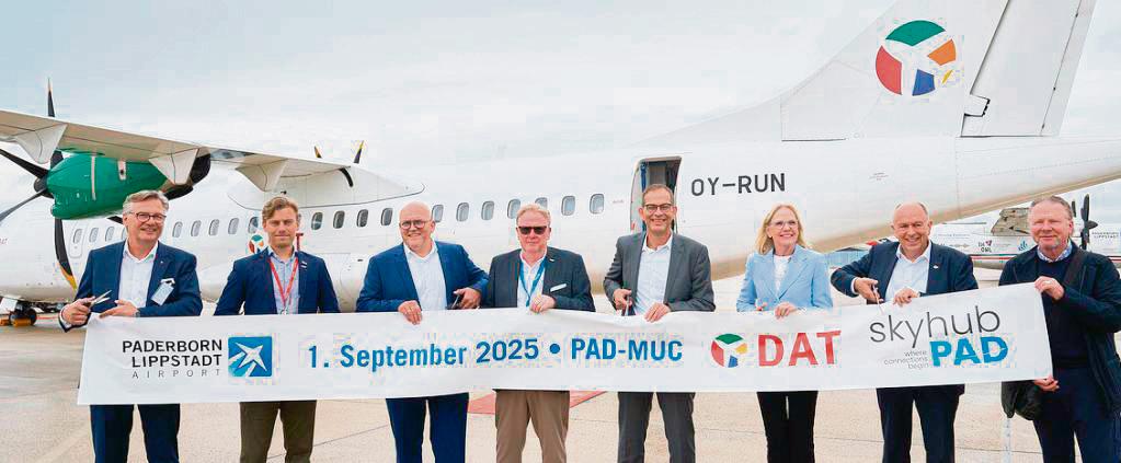 Premiere für Skyhub PAD: Jörn Wahl-Schwenker (IHK), Robert Rungholm (DAT), Flughafen-Chef Roland Hüser (PAD), Skyhub-Geschäftsführer Klaus Marx, Christoph Plass (Skyhub/IHK), Landrat Christoph Rüther (PAD-Aufsichtsrat) sowie die Passagiere bzw. Mit-Gesellschafter Maria Schmidt und Ralph-Jörg Wezorke.