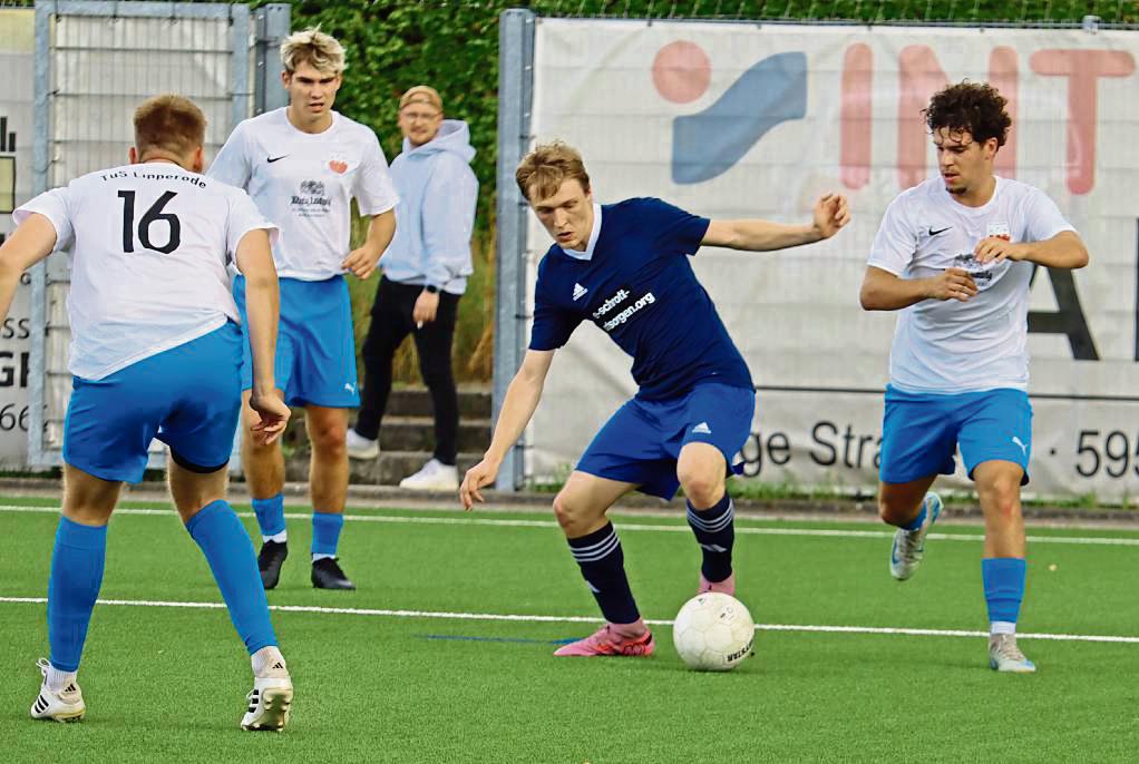 Beim Nachbarn in Lipperbruch gibt der TuS Lipperode II (in Weiß) seine Visitenkarte ab. Die SG Oestereiden/Effeln/Menzel (in Blau) will im Heimspiel gegen Sichtigvor nichts anbrennen lassen, um den Anschluss nach oben nicht zu verlieren. Foto: Uwe Feichtinger