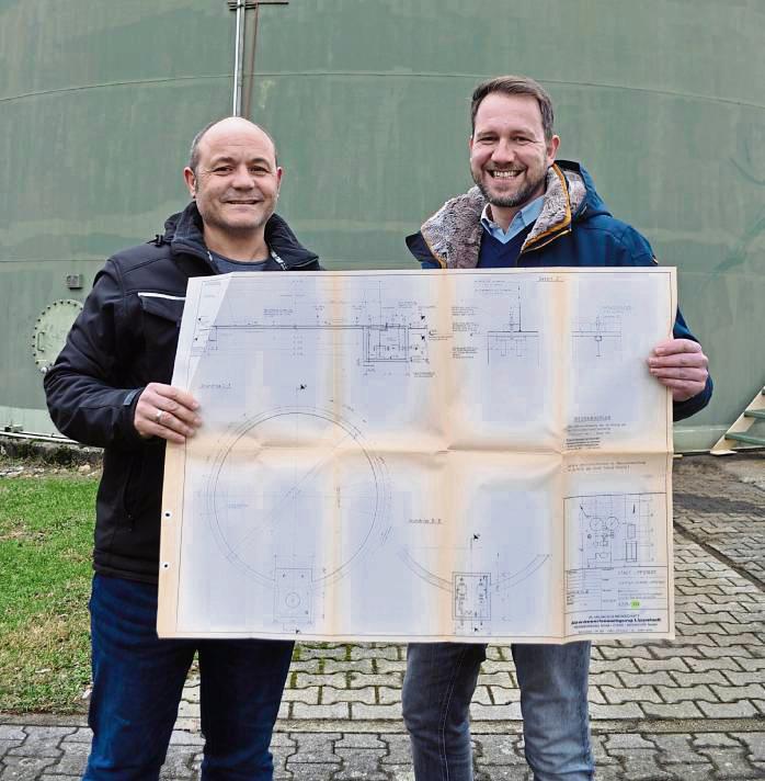 Michael Kemper (r.), stellvertretender Betriebsleiter der Stadtentwässerung, und Klärwerkschef Thorsten Holtkötter vor dem Gasspeicher der Zentralkläranlage.