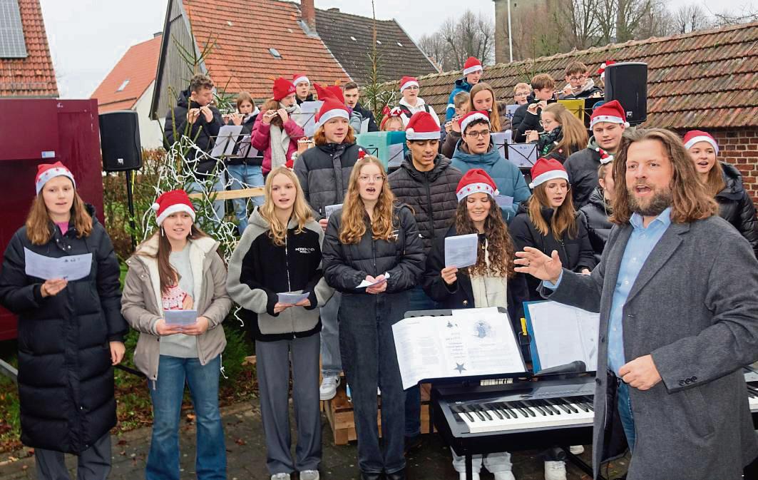 Das Friedrich-Spee-Gymnasium trat mit dem Musikkurs und dem Chor aus der Oberstufe sowie dem Flöten-Ensemble im Historischen Handwerkerdorf auf. Fotos: Marcus Kloer