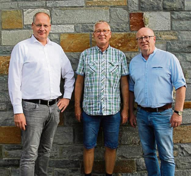 Das Anröchter SPD-Dreigestirn posiert vor Anröchter Stein (v.l.): Dirk Wieneke, Christian Borgschulte und Martin Fischer. Foto: Raestrup