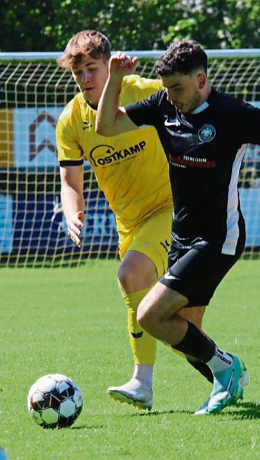 Phil Mehn (in Gelb) und seine SuS-Teamkollegen kassierten bei RW Erlinghausen trotz einer 54-minütigen Überzahl eine ganze bittere 1:2-Niederlage. Foto: Wiegand