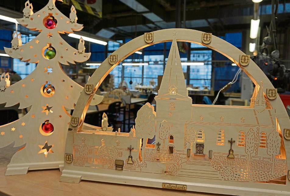 Lichterbögen zum Beispiel mit Kallenhardt-Skyline: Viel Arbeit steckt in den Holzarbeiten, die in der Arbeitstherapie der Justizvollzugsanstalt Werl gefertigt werden. Foto: Cegelski