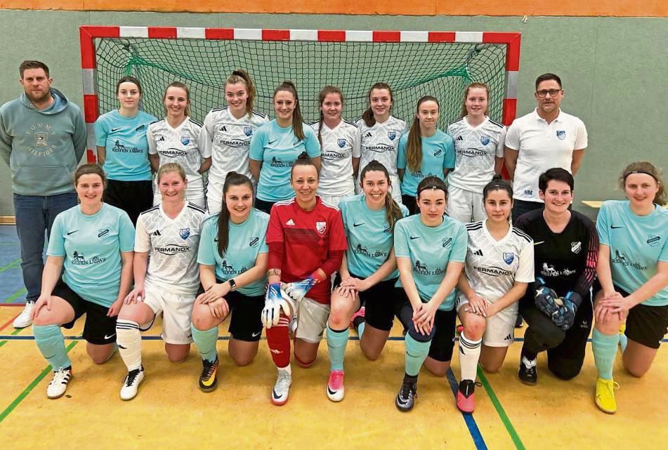 Ein gemeinsames Gruppenfoto durfte nicht fehlen. Sehr achtbar zogen die Fußballfrauen aus Stirpe und Wadersloh beim hochkarätig besetzten FLVW-Hallenpokal aus der Affäre.