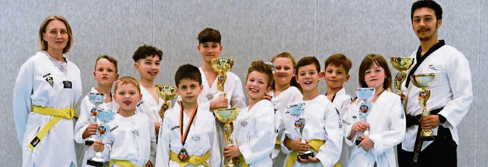 Auf einem guten Weg ist die Taekwondo-Abteilung der DJK Arminia Erwitte, die erst im letzten Jahr gegründet wurde. So durften sich (h.v.l.) Larissa Sebbih, Henry Kramps, Jerome Sebbih, Jayden Glowacki, Elana Sara Kaurin, Hauke Kerkhoff, Meister Thomas Koch, (v.v.l. Mateusz Leszczewicz, Raffaele Mazzamurro, Nico Näffgen, Louis Schleiermacher und Meira Heuken in Wadersloh über den Gewinn des Teamspokals freuen.
