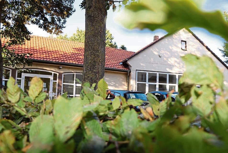 Die Fassade des Dorfgemeinschaftshauses in Stirpe soll unter anderem eine Hülle aus Dämmplatten erhalten. Denn die Feuchtigkeit dringt bereits ins Mauerwerk. Foto: Ulrike Dietz