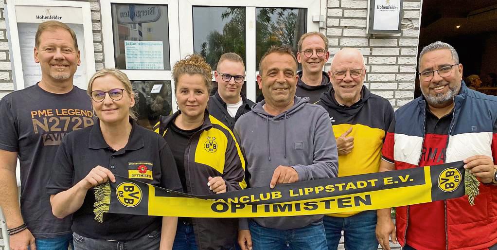 Über steigende Mitgliederzahlen freuen sich die Lippstädter BVB-Freunde von den „Optimisten“ (v.l.) Waldemar Schulz, Marion Beck-Schulz, Nicole Räker, Kornelius Kruse, Oliver Weiß, Lars Wenderoth, Hans Zaremba und Simo Badidi. Es fehlt Peter Schriewersmann.