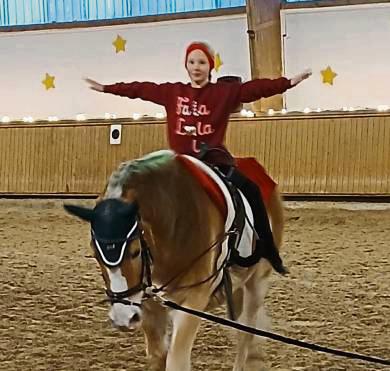 Der Reitnachwuchs aus Rüthen bot beim Adventsreiten ein buntes Programm.