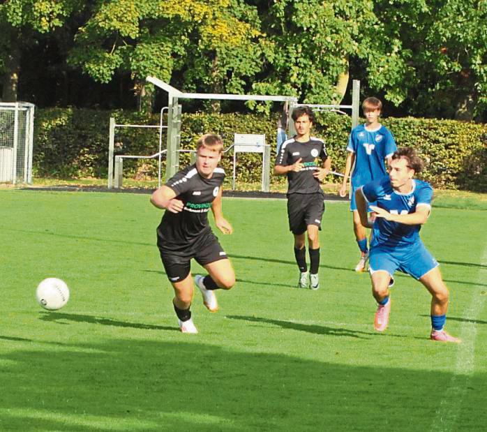 Durch ein 3:1 gegen Bad Sassendorf übernahm die A-Jugend von BW Lipperbruch (blaue Trikots) die Tabellenführung in der Quali-Staffel 1 nach dem 4. Spieltag. Foto: Hans Dannhausen