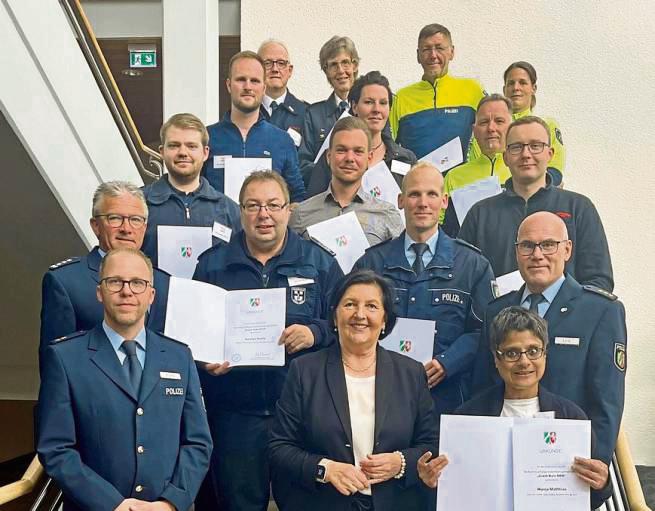 Landrätin Eva Irrgang und der Abteilungsleiter der Polizei, Polizeidirektor Thomas Link, dankten allen Akteuren des „Crash Kurs NRW“-Teams für ihr Engagement. Foto: Polizei