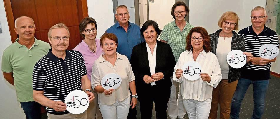 Landrätin Eva Irrgang (5. v. r.) tauschte sich mit langjährig beschäftigten Mitarbeitern über die Entwicklungen und Veränderungen in der Kreisverwaltung aus. Foto: Hönicke (Kreis Soest)