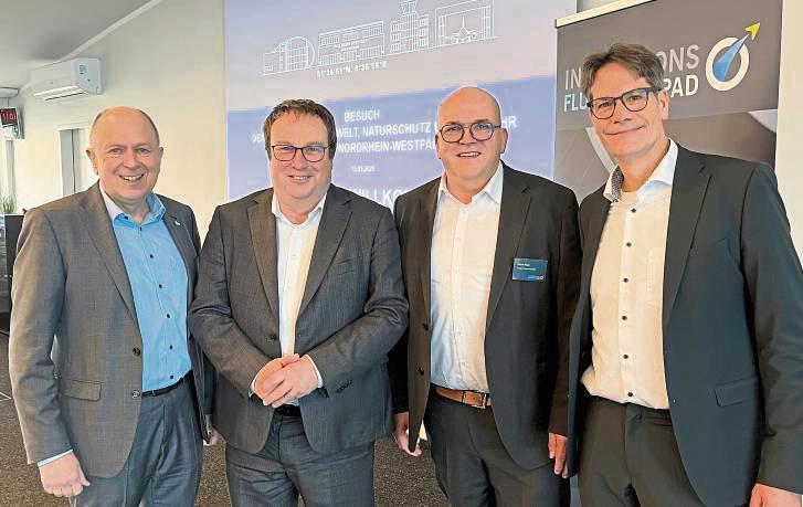 Beim Besuch am Flughafen Paderborn/Lippstadt (v.l.): Landrat Christoph Rüther, NRW-Verkehrsminister Oliver Krischer, Flughafen-Geschäftsführer Roland Hüser und Prof. Dr. René Fahr, Vizepräsident der Universität Paderborn.