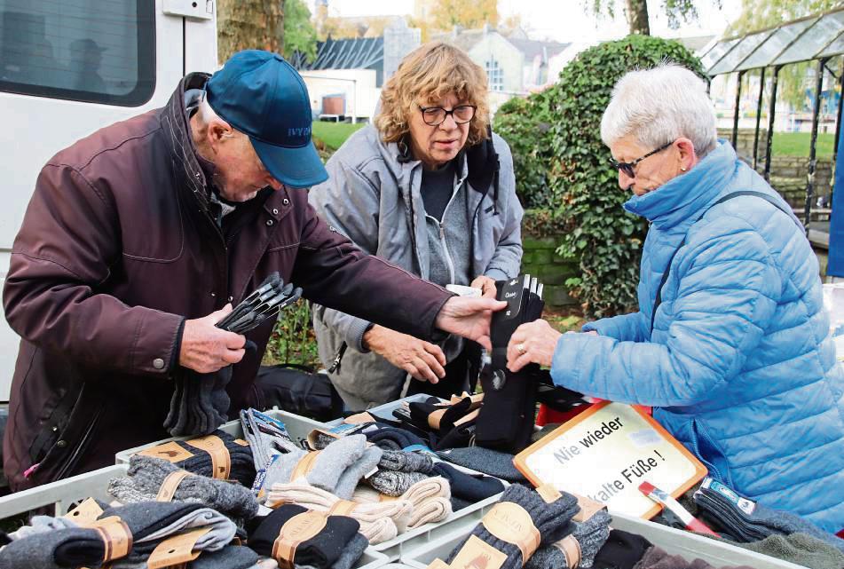 Warme Socken gefällig? Ferdinand Brinkmann (l.) hilft bei der Auswahl. Fotos: Meschede