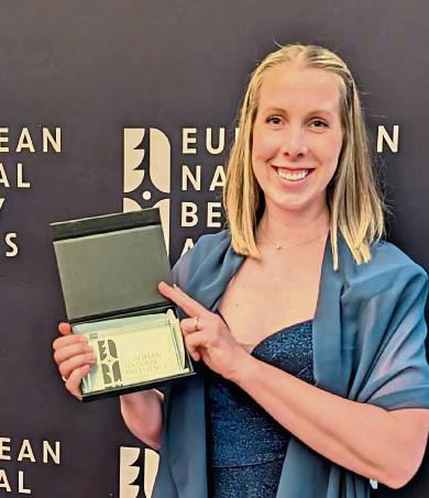 Dana Lagarde-Wohnhas nahm als Geschäftsführerin den Award in Paris entgegen.