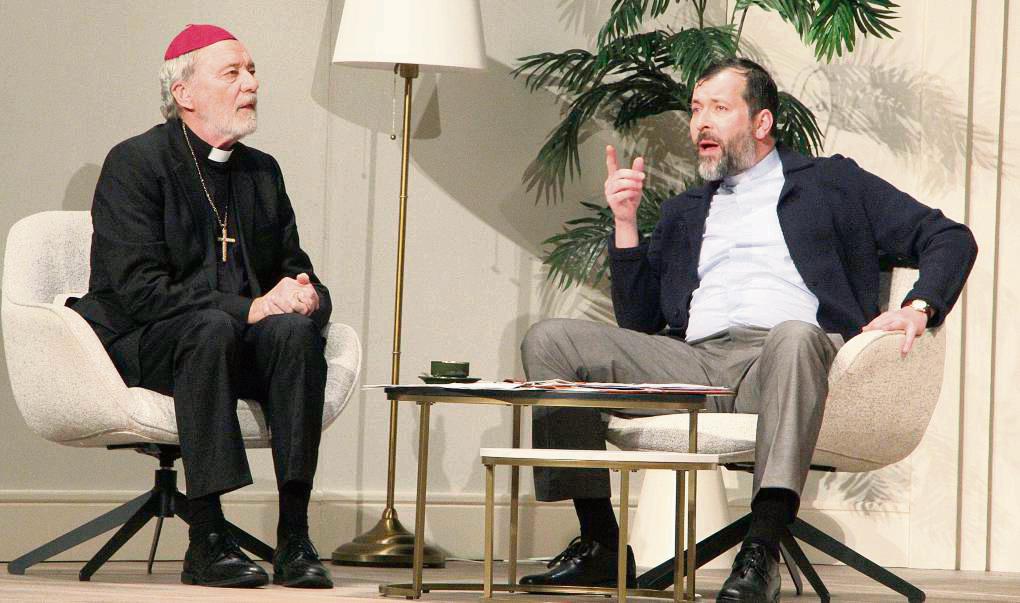 Sitzen, bis der Papst kommt: Bischof Konrad Glöckler (Gerd Silberbauer) und Generalvikar Helmut Koch (Hans Machowiak) in der Kirchenkomödie „Kardinalfehler“. Foto: Andreas Balzer