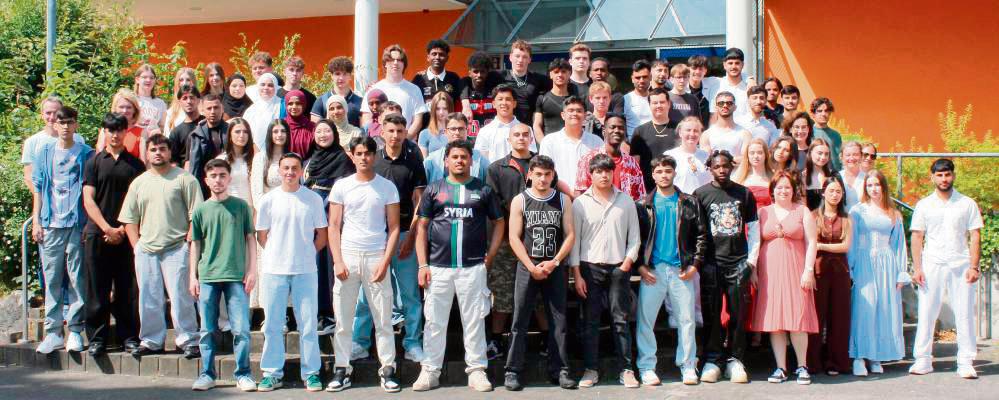 Knapp hundert Schüler der internationalen Förder- und „Fit-für-mehr“-Klassen feierten am Lippe-Berufskolleg gemeinsam ihren Abschluss.