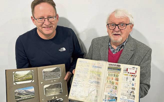 Marken, Münzen, Motivkarten: Thomas Klages (l.) und Klaus Schulze Wierling freuen sich zum Herbstwochen-Tauschtag auf viele interessierte Sammler. Foto: Carolin Cegelski