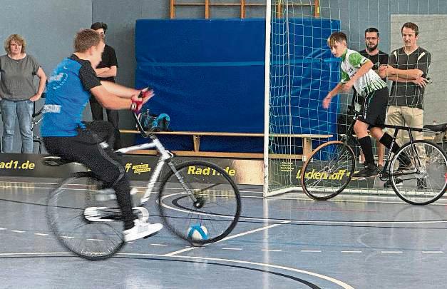Mit einem Heimspieltag starteten die U17-Radballer des SC Lippstadt (hier mit ist Erik Wessel, blaues Trikot) in die neue Saison. Am Ende standen zwei Siege für die Gastgeber zu Buche.