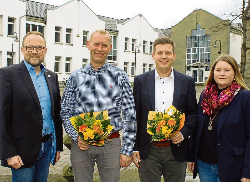 Lars Besse (2.v.r.) ist neuer Ortsvorsteher von Effeln. Er folgt auf Stephan Langesberg-Göckede (2.v.l.). Bürgermeister Alfred Schmidt (l.) und Hauptamtsleiterin Alexandra Falkenau überreichten nach der offiziellen Staffelstabübergabe an beide Blumensträuße. Foto: Meschede