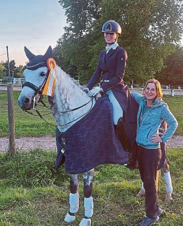 „Wie ein 6er im Lotto“: Susanne Schnitker (r.) über den ersten Sieg von Elina Schulte-Weyers in einem S-Springen. Dieser wurde auf einem Turnier in Ahlen errungen.