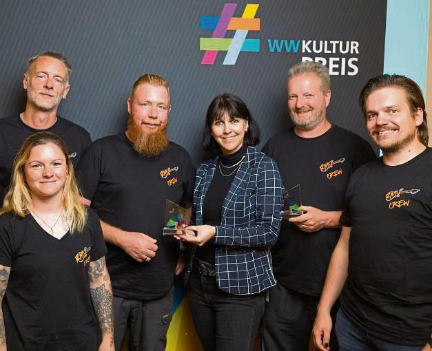 Fast der gesamte Vorstand des Rockmusik-Vereins Verne nahm den Kulturpreis entgegen: v.l. Christof Koch, Kim Zinselmeier, Dirk Schulte, Christiane Rüsel (Westfalen Weser), Ludwig Zinselmeier und Markus Schmidt. Foto: Christian Schwier