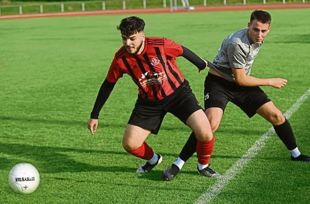 Abgewatscht wurde der SV 03 Geseke (in Rot) am Freitagabend im Testspiel gegen den SuS Bad Westernkotten, das der Kreisligist mit 0:6 verlor. Foto: Tuschen