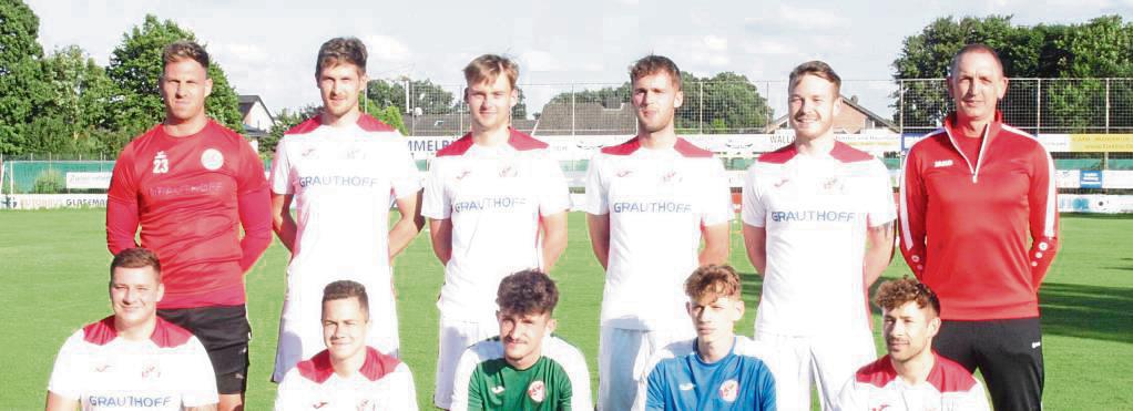 Mit einem 27-köpfigen Kader und zahlreichen Neuzugängen geht Bezirksligist RW Mastholte in die kommende Saison (hintere Reihe, v.l.): Co-Trainer Marius Kröner, Mirko Röhl, Louis Poll, Jan Schulte im Hofe, Maik Reimer, Trainer Dirk Sellemerten; (vordere Reihe, v.l.): Arian Breder, Jean Luc Roos, Sebastian Isaak, Felix Pekruhl und Daniel Ulrich. Foto: Schlink