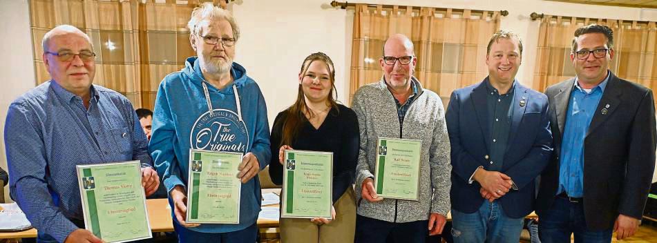 Die Geehrten und ernannten Offiziere (v.l): Thomas Slotty, Jürgen Nuphaus, Ronja Mönnikes, Ralf Wüste. Björn Hirsch und Oberst Daniel Balkenhol. Foto: Tuschen