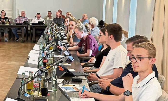 Ratssitzung mal mit Jugendlichen: Den Abschluss des zweiten Schülerparlaments in Rietberg bildete eine eigene politische Sitzung.