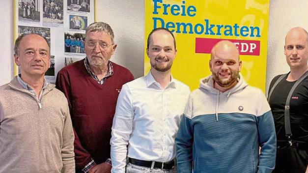 Die FDP Geseke hat Alexander Arens (l.) als Vorsitzenden bestätigt. Zu Gast war Kreisvorsitzender Fabian Griewel (m.).