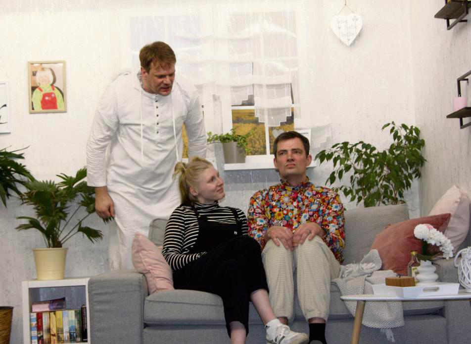 Nachwuchsengel Hans Maurer (Guido Hagenhoff) muss Gabi Maurer (Johanna Henkemeier) und Bernd Schmuser (Stefan Hagenhoff) zusammenbringen. Leicht ist das nicht.