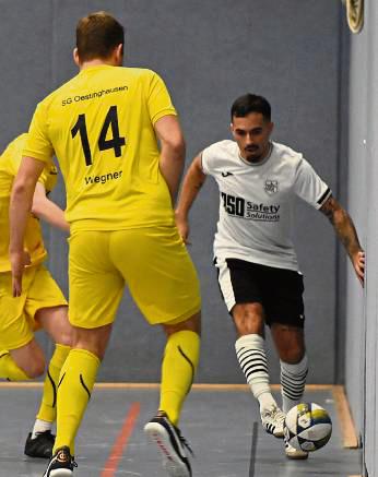 Nach der Endspielniederlage gegen Oestinghausen bleibt der SuS Cappel (in Weiß) als Lucky Loser beim Masters im Rennen. Foto: Michael Rusche