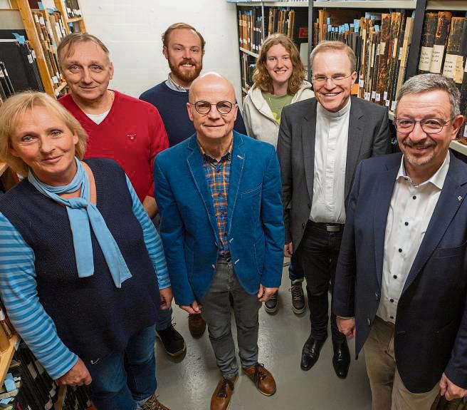 Die Mitarbeiter des Erzbistumsarchivs sind für das historische Gedächtnis des Erzbistums verantwortlich (v.l.): Claudia Seemann-Bartsch, Jacek Szura, Gerrit Eder, Thomas Welter, Lisanne Hupe, Hans Jürgen Rade und eben Michael Streit aus Hörste.