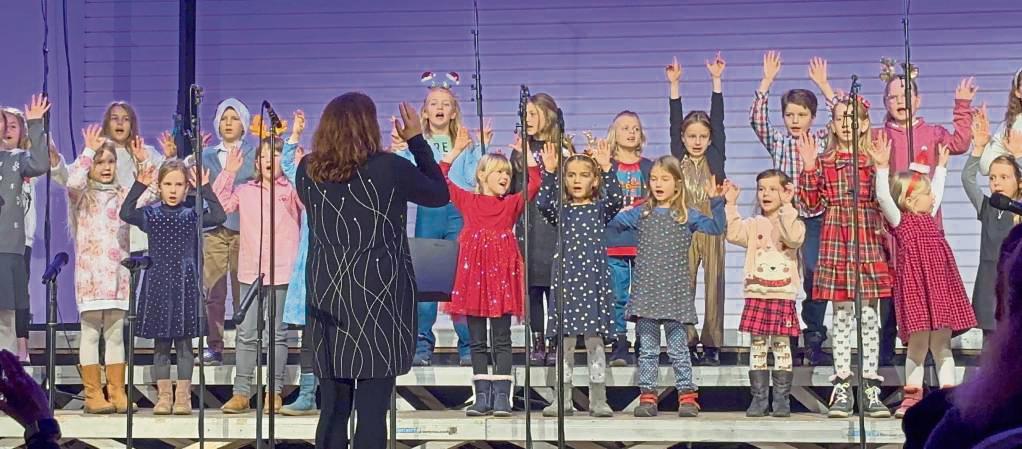 Hoch die Hände: Beim Weihnachtskonzert der Musikschule war richtig Stimmung.
