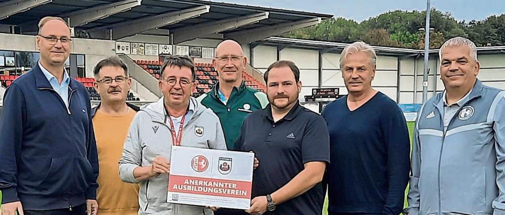 SV Lippstadt ist anerkannter FLVW-Ausbildungsverein: Das dokumentiert auch das schmucke Schild, das Uwe Jürgenhake (3.v.l.) von den Verbandsvertretern entgegennahm.