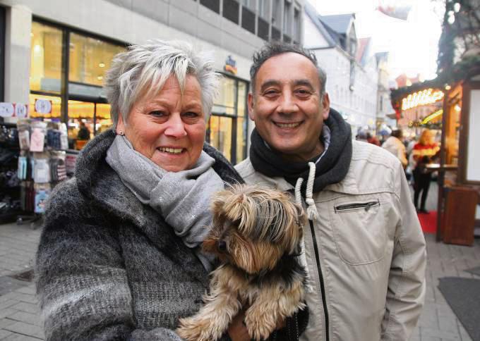 Die Erwitterin Silvana Degold ist mit Cruciano Castiglia auf Shopping-Tour. Auch Yorkshire-Terrier Carlchen darf sich zum Fest auf eine Überraschung freuen. Fotos: Schwade