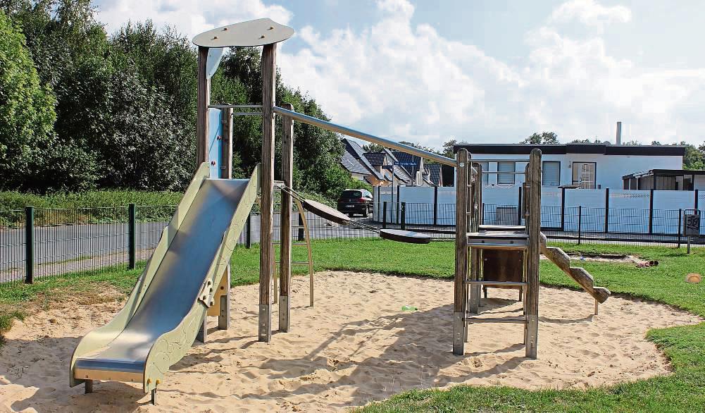 Ein Klettergerüst mit Rutsche und der Sandkasten sollen die Kinder zum Spielen animieren. Doch dieser Spielplatz verschenkt sein Potential, meinen Eltern. Fotos: N. Wissing