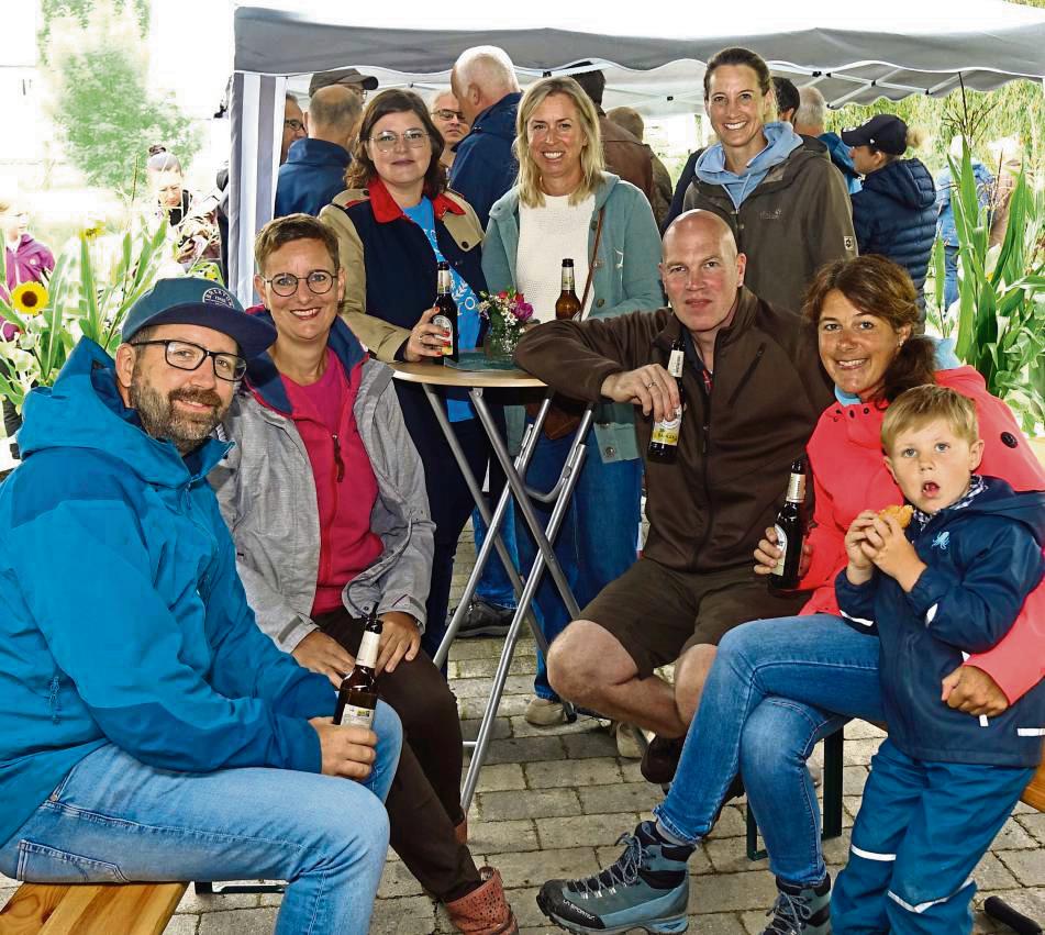Die neue Dorfparkgestaltung wurde fröhlich gefeiert. Fotos: Kloer