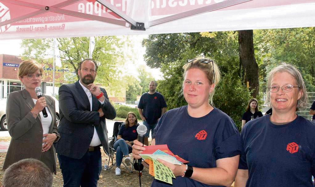 Die Anliegen waren ebenso bunt wie die Zettel: Auch im Namen der warnstreikenden Kollegen richteten Carina Haiduck und Stephanie Hesse am Mittwoch einige Fragen an die SPD-Landesvorsitzende Sarah Philipp (l.) und den Bundestagsabgeordneten Jens Behrens. Foto: Schwade