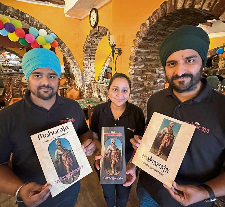 Bringen frischen Wind ins gastronomische Angebot in der Rathausstraße (v.l.): Parminder Singh Hayer, Akwinder Kaur Hayer und Harvinder Singh Hayer. Foto: Cegelski
