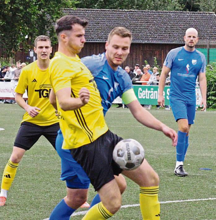 Den Fans wurde im Lokalderby in Liesborn richtig was geboten. Die Hausherren (in Gelb) durften sich nach dem Schlusspfiff über einen knappen 4:3-Erfolg freuen. Foto: Uli :Schlink