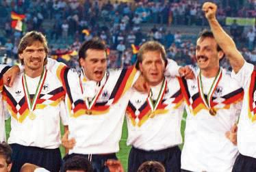 Fußballgott Jürgen Kohler (r.) kommt am 2. September zum Benefizspiel nach Lippstadt. 1990 wurde er mit Deutschland in Italien Weltmeister (1:0 im Finale gegen Argentinien). Foto: dpa