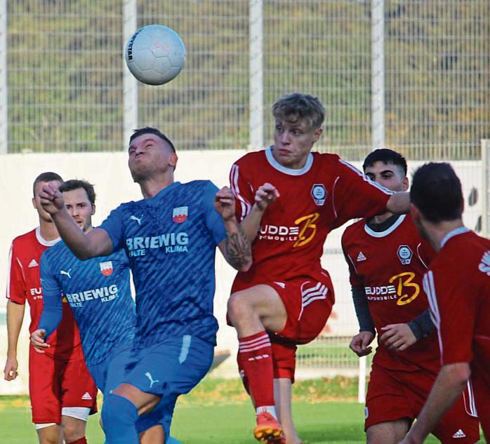 In die Röhre schaute am Ende der TuS Lipperode (in Blau), denn man unterlag auf eigenem Platz der SG Suttrop/Kallenhardt mit 2:3. Foto: Heinke