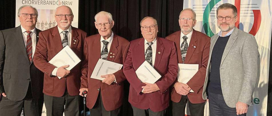 Ausgezeichnete „Lyra“-Sänger aus Wadersloh (v.l.): Franz-Josef Börste (Vorsitzender des Sängerkreises Emsland) mit den Jubilaren Martin Neitemeier (50 Jahre), Franz-Josef Holthaus (70 Jahre) sowie Leonard Nolte und Franz-Josef Niehüser (beide 40 Jahre); rechts Prof. Dr. Klaus Frambach, der Vizepräsident Finanzen des Chorverbands Nordrhein-Westfalen.