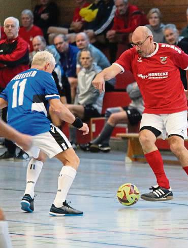 Ein Wiedersehen für die Gehfußballer des TuS Anröchte (in Rot) gibt es beim eigenen Turnier am Samstag auch mit Arminia Bielefeld (in Blau). Foto: Thomas Wiegand
