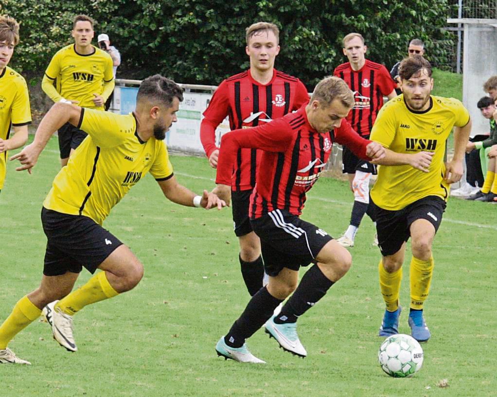 Im direkten Duell zweier noch siegloser Teams hofft der SV 03 Geseke (in Rot-Schwarz) jetzt in Lippetal seine bisher enttäuschende Bilanz aufpolieren zu können. Foto: Schlink