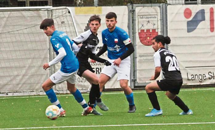 Der TuS Lipperode (in Blau) hat seinen Platz in der A-Liga vor den abschließenden beiden Spielen sicher. Foto: Dannhausen