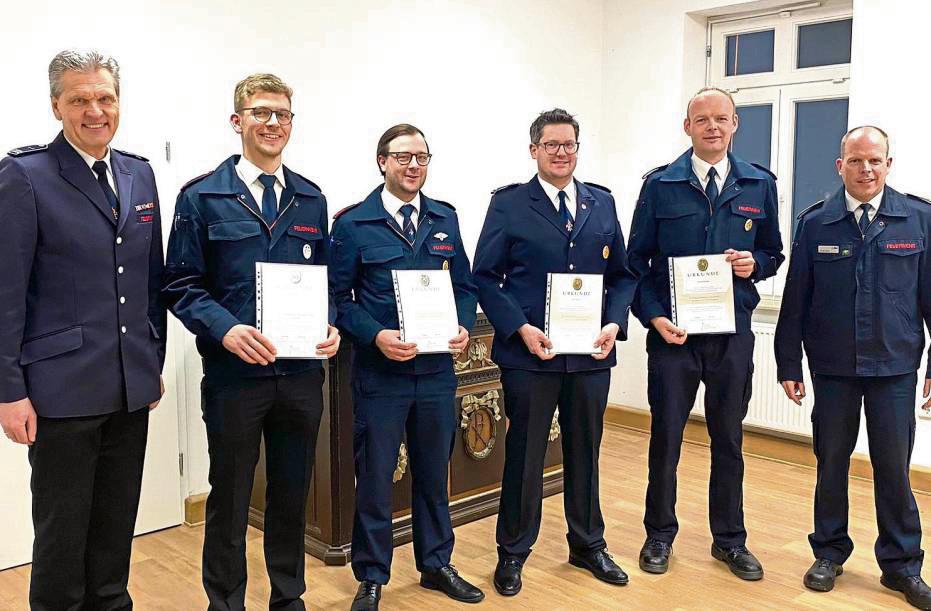Verleihung der Feuerwehrleistungsabzeichen: v.l. Olaf Deimel, Stephan Harke, Dominik Piehl, Patrick Renkamp, Christoph Voßebürger und Christian Meyer Foto: Feuerwehr